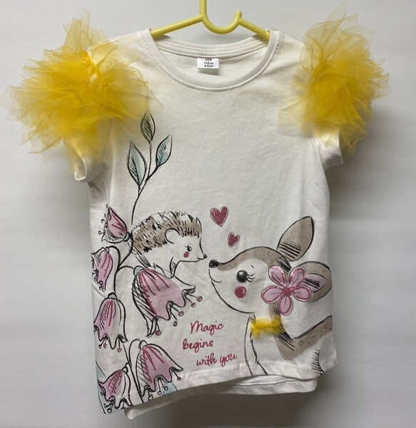 Tülli õmblemine t-särgi varrukale Vaja läheb tavalist õmblusmasinat, t-särki ja tülli tükke mõõduga 10 x 10 cm. Meil kulus kollaseid tülli ruudukesi ühele varru